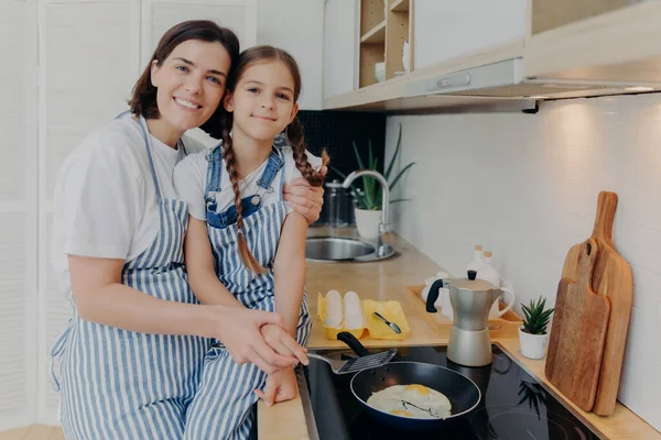 Lovely Mother Daughter Aprons Embrace Smile Happily Fry Eggs Modern — Foto Stock