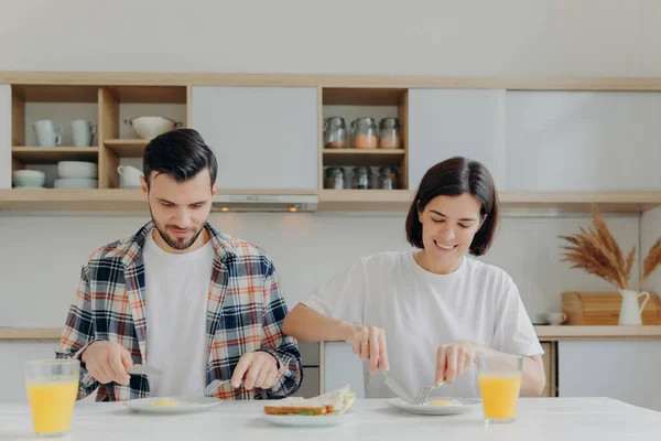 Family Married Couple Pose Kitchen Table Have Delicious Breakfast Talk — Foto Stock