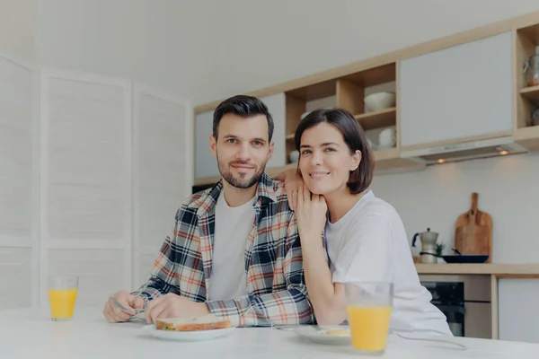 Positive Brunette Woman Leans Shoulder Her Husband Pose Together Kitchen — Foto Stock