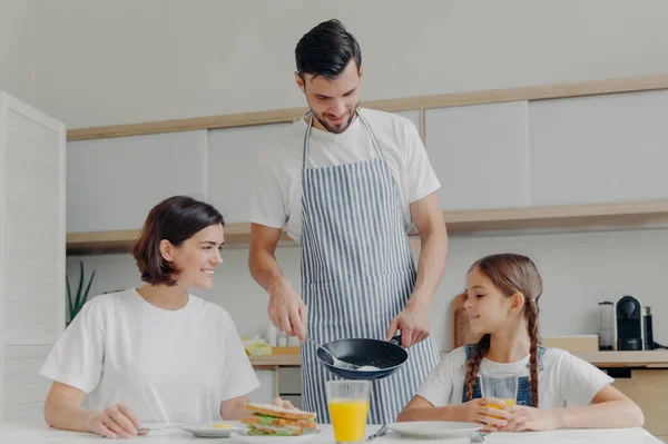 Busy Caring Father Prepares Delicious Breakfast Wife Daughter Wears Apron — Foto Stock