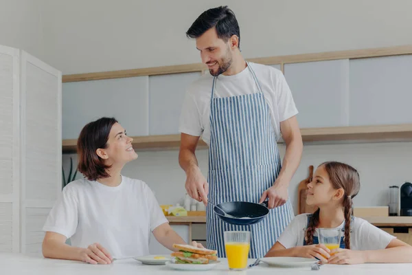 Happy Father Mother Daughter Gather Together Kitchen Eat Delicious Breakfast — Foto Stock