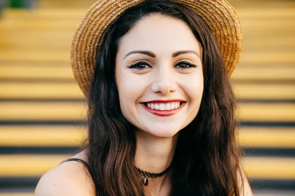 Young Brunette Woman Dark Shining Eyes Well Shaped Lips Broad — Stock Photo, Image