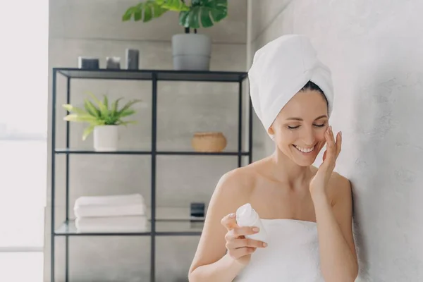 European Woman Applies Face Lotion Cream Flacon Smiling Attractive Caucasian — Stok fotoğraf