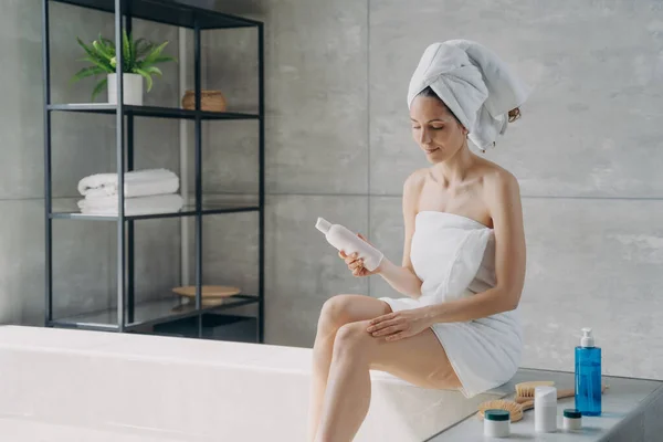 Lady Applying Body Lotion Bottle Her Leg Bathing Attractive European — Stok fotoğraf