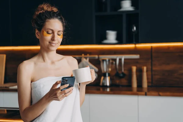 Young Woman Relaxing Home Reading Messages Mobile Phone Happy Hispanic — Stock Photo, Image