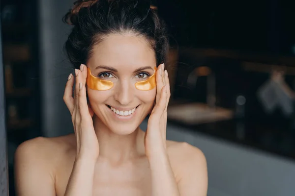 Beautiful Hispanic Girl Doing Spa Procedures Touches Her Temples Skin — Stockfoto