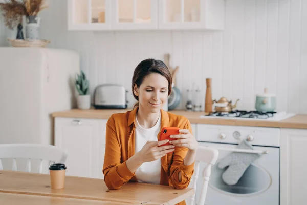 Happy European Girl Sitting Table Kitchen Texting Phone Young Woman — Foto de Stock