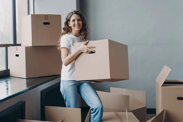Happy Home Owner European Girl Carrying Box Hispanic Woman Unpacking — Foto de Stock
