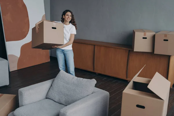 Happy Young Woman Relocates Alone Carrying Box Single Spanish Lady — Stockfoto