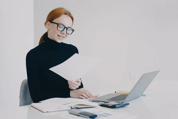 Red Haired European Woman Having Remote Conference Workplace Office Married — Foto Stock