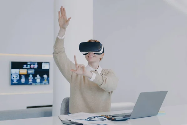 Young White Woman Goggles Clicks Virtual Buttons Girl Sitting Desk — Stock Fotó