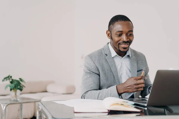 Улыбающийся Африканский Американец Работающий Интернете Ноутбуком Офисе Черный Мужчина Бизнесмен — стоковое фото