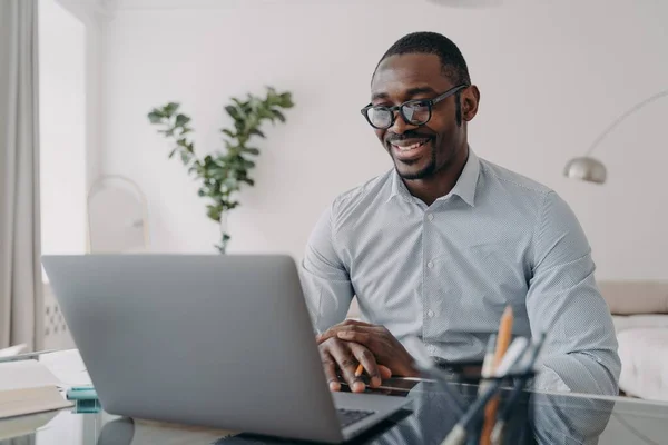 Online Freelance Job African American Man Speaking Front Camera Happy — Zdjęcie stockowe