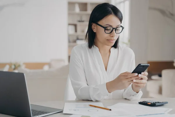 Female Office Worker Sitting Laptop Answer Client Message Using Mobile —  Fotos de Stock