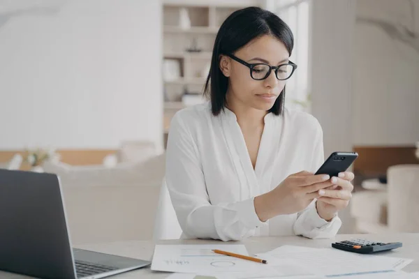 Female Office Worker Sitting Laptop Answer Client Message Using Mobile — Foto de Stock