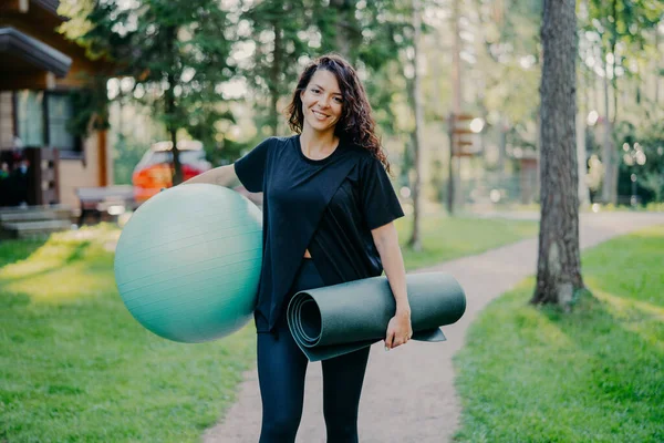 Glad Brunett Ung Kvinna Ler Positivt Håller Stor Fitness Boll — Stockfoto