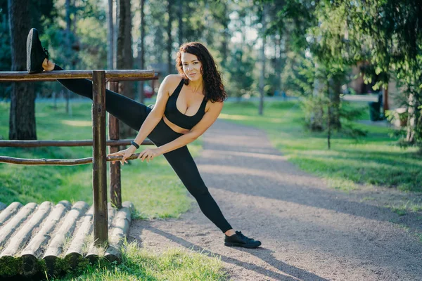 Flexible Jeune Femme Bouclée Porte Legging Haut Noir Baskets Étire — Photo