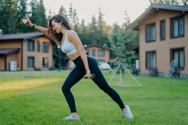 Photo Active Slim Woman Does Sport Exercises Dumbbells Dressed Cropped — Stock Photo, Image