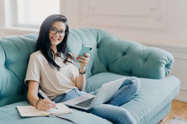 Modern cihazlarla çevrili, ders kağıdıyla çalışan, not defterine notlar yazan rahat bir kanepe gibi hisseden, günlük kıyafetler giyen, internetten video izleyen kız öğrencilerden memnunum..