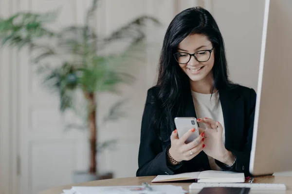 Hermosa Mujer Freelancer Sonriente Trabaja Forma Remota Concentrado Teléfono Inteligente — Foto de Stock