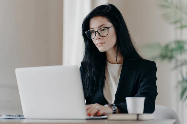 Mujer Morena Concentrada Especialista Las Búsquedas Gafas Información Mediante Internet — Foto de Stock