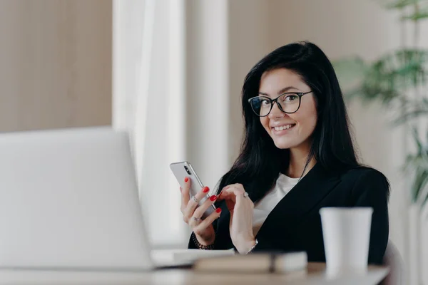 Disparo Horizontal Morena Feliz Mensajes Mujer Europea Teléfono Inteligente Moderno — Foto de Stock