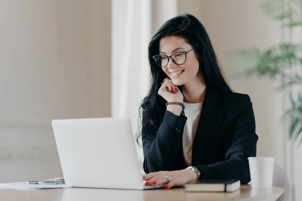 Glada Kvinnliga Anställda Typer Bärbar Dator Fungerar Distans Koncentrerad Med — Stockfoto