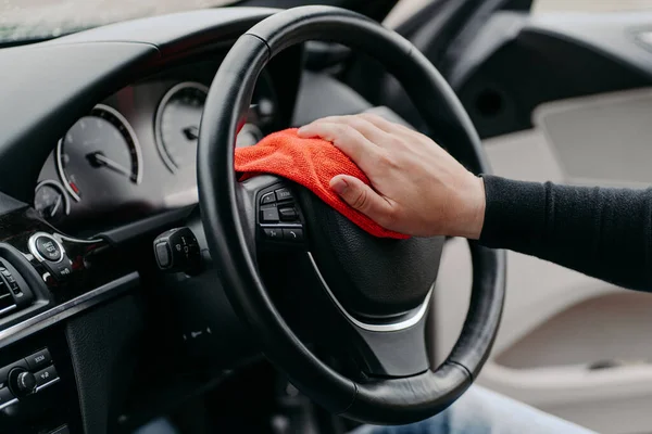 Detailní Záběr Man Ruční Čištění Auto Volant Mikrovláknitou Látkou Hygiena — Stock fotografie