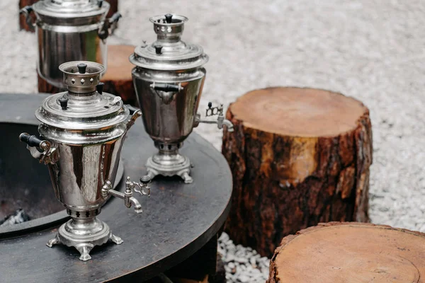 Concepto Tradicional Beber Tres Antiguos Samovares Cobre Metálico Aire Libre —  Fotos de Stock