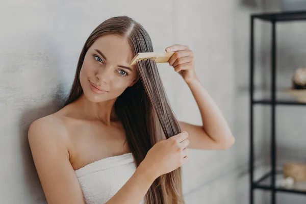 Genç Esmer Kadın Duş Aldıktan Sonra Saçlarını Tarıyor Saç Maskesi — Stok fotoğraf