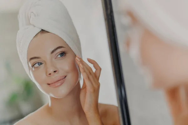 Güzel Bir Kadın Yüzüne Nazikçe Dokunur Aynadaki Yansımasına Bakar Teninin — Stok fotoğraf