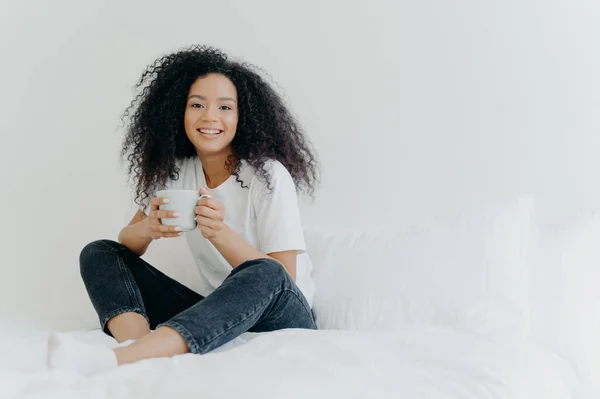Fiatal Csinos Afro Amerikai Pihen Ágyban Otthon Iszik Forró Teát — Stock Fotó