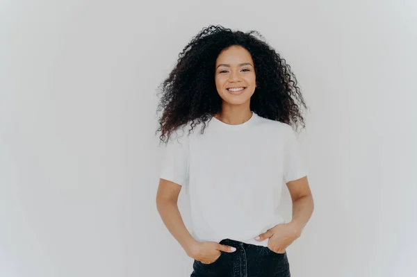 Foto Aislada Joven Afroamericana Usa Una Camiseta Blanca Expresa Buenas — Foto de Stock