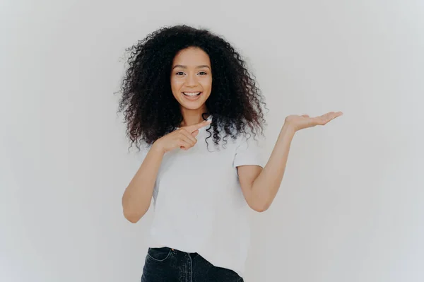 Elección Simple Atractiva Chica Femenina Con Pelo Afro Plantea Palma — Foto de Stock