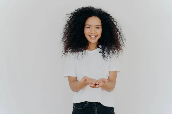 Heureuse Femme Peau Foncée Les Mains Coupées Demande Donner Quelque — Photo