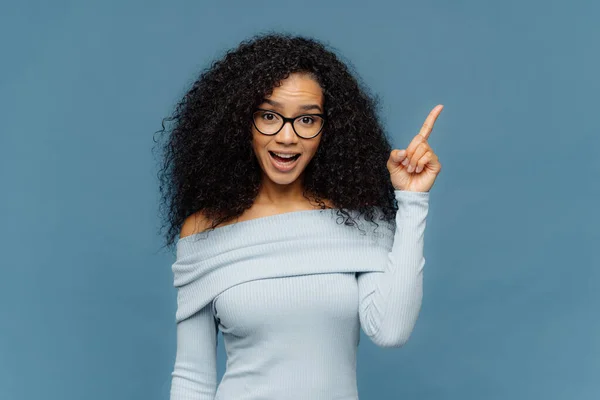 Förvånad Lycklig Kvinna Med Afro Frisyr Pekar Fore Finger Tomt — Stockfoto