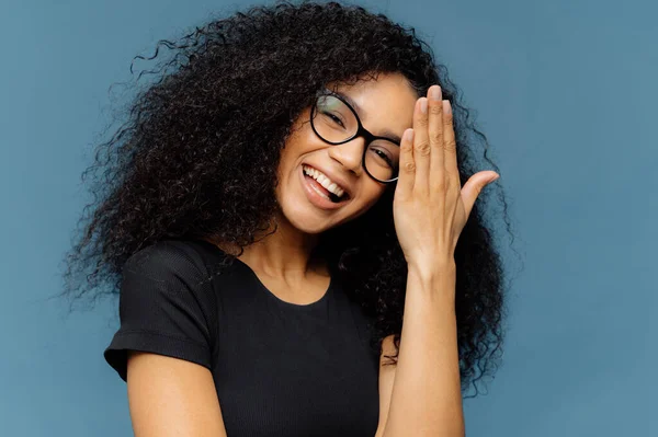 Happy Afro Amerikansk Kvinna Berör Pannan Lutar Huvudet Ler Glatt — Stockfoto