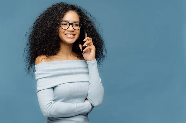 Посміхаючись Захват Афро Американської Жінки Кучеряве Волосся Розмови Смарт Телефон — стокове фото