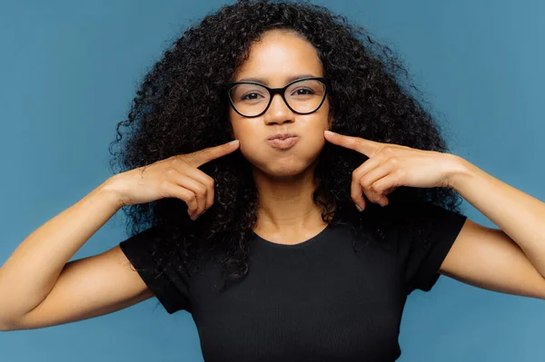 Femme Peau Foncée Drôle Avec Les Cheveux Bouclés Presse Les — Photo