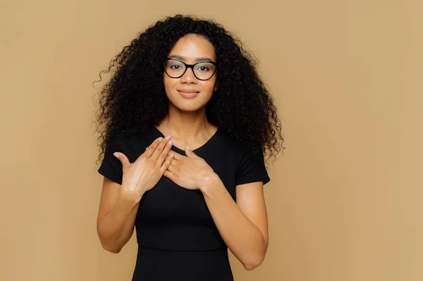 Belle Femme Peau Foncée Garde Les Paumes Près Ouïe Exprime — Photo