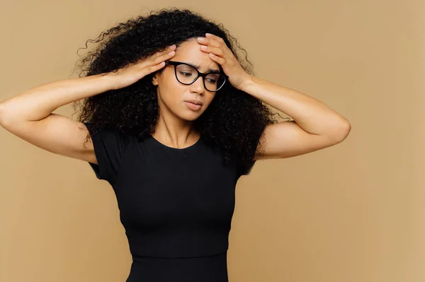 Halva Längden Skott Stressande Kvinna Med Afro Frisyr Fokuserade Ner — Stockfoto