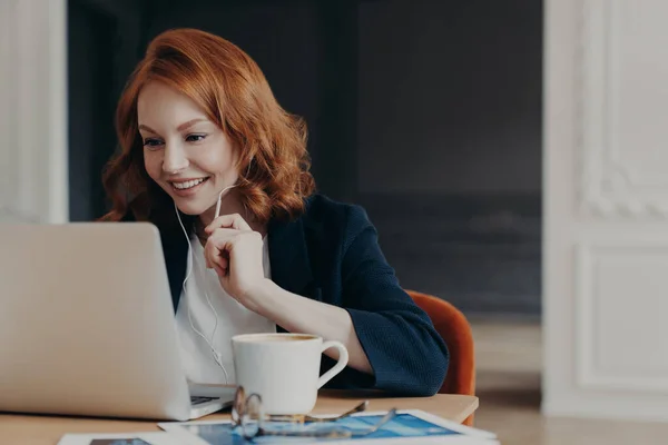 Happy Smiling Female Entrepreneur Has Online Conference Modern Laptop Computer — Stock Photo, Image