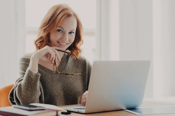 Confident Joyful Redhead Woman Works Modern Laptop Poses Coworking Space — Stock Photo, Image