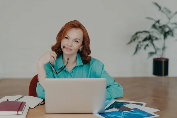 Beautiful Redhead Woman Works Distantly Home Sits Front Laptop Computer — Stock Photo, Image