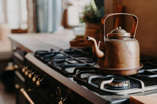 Старий Алюмінієвий Чайник Кипить Газовій Плиті Кухні Затишному Розмитому Фоні — стокове фото