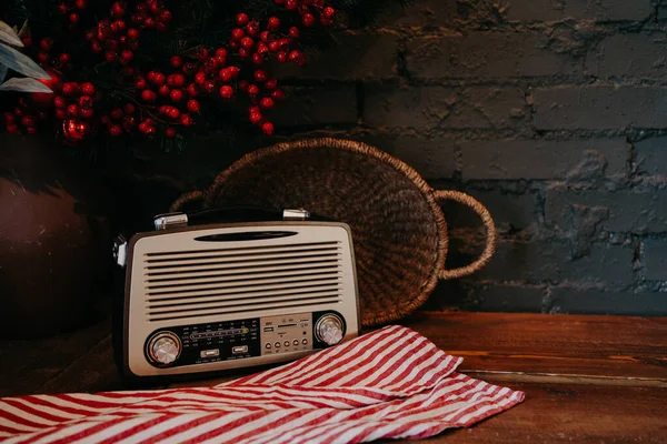 Rádio Retro Mesa Madeira Com Cesta Vime Decoração Floral Estilo — Fotografia de Stock