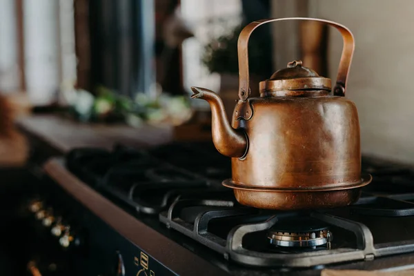 Бронзовий Чайник Сучасній Кухні Старий Старовинний Чайник Газовій Плиті Готуємо — стокове фото