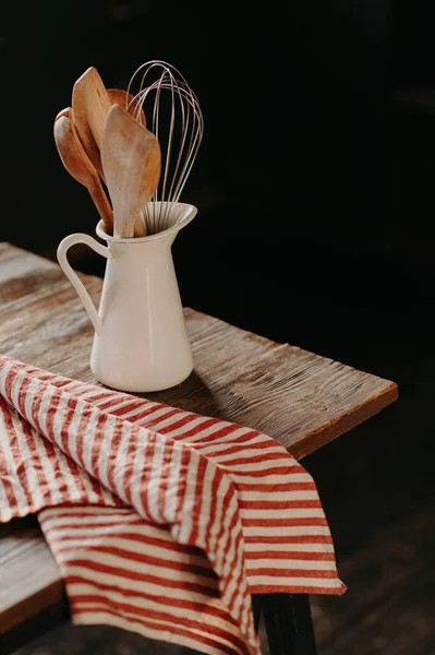 Foto Verticale Utensili Cucina Vintage Vaso Ceramica Bianca Tavolo Legno — Foto Stock