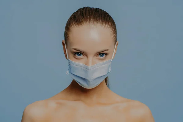 Estudio Tiro Mujer Europea Desnuda Lleva Máscara Médica Desechable Como — Foto de Stock