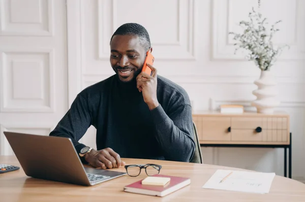 Šťastný Úspěšný Africký Americký Podnikatel Příjemnou Telefonní Konverzaci Při Práci — Stock fotografie